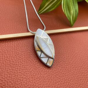 Silver shell pearl pendant