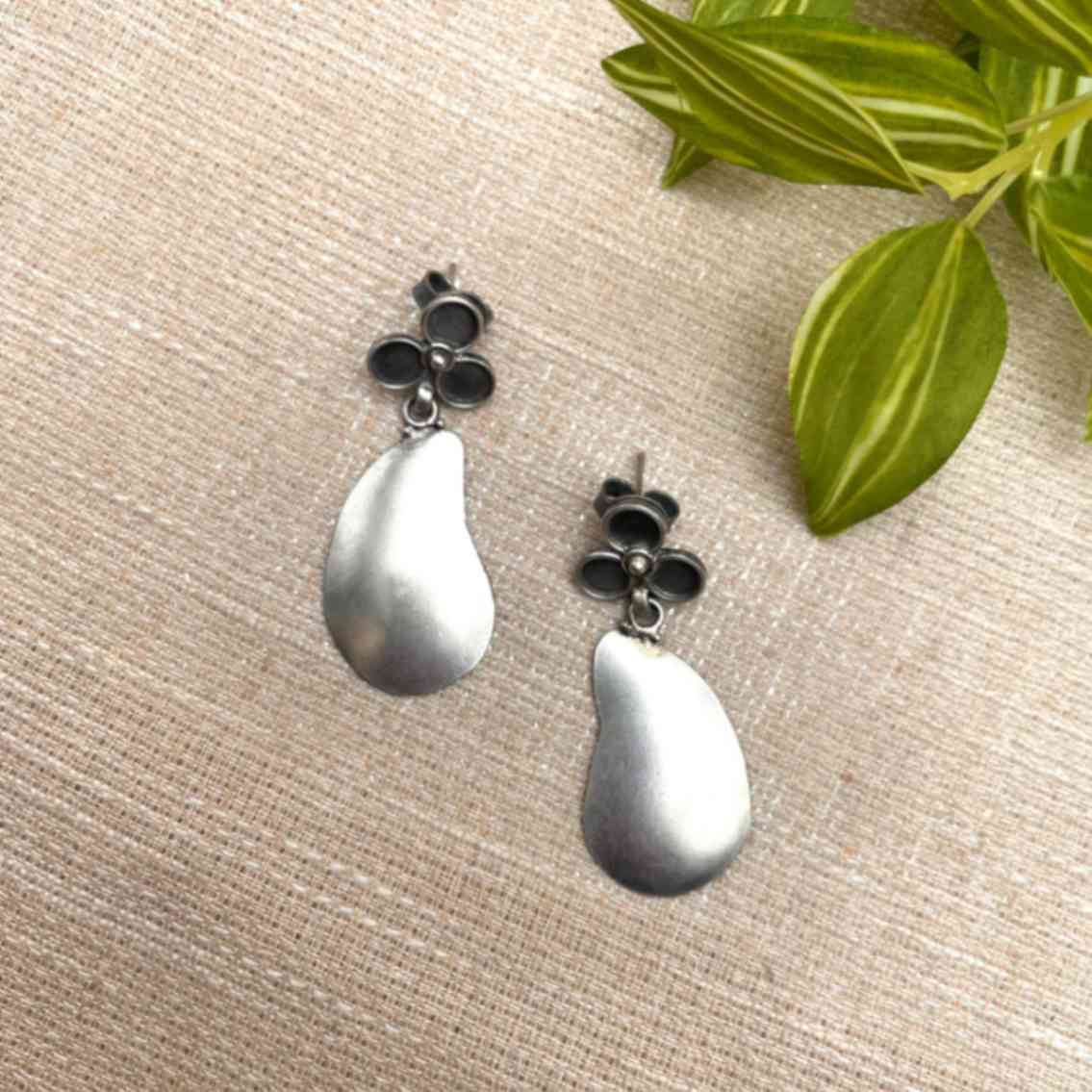 Floral silver earring