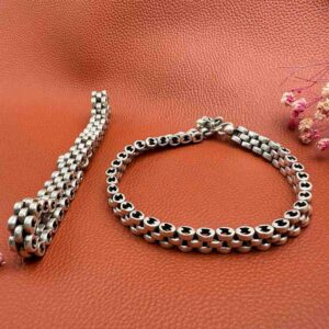 Ganthan silver payal Silver payal with a flat silver kadis, interlinked with hand and a S-lock  with ghungroos The payal is made in 925 pure silver.