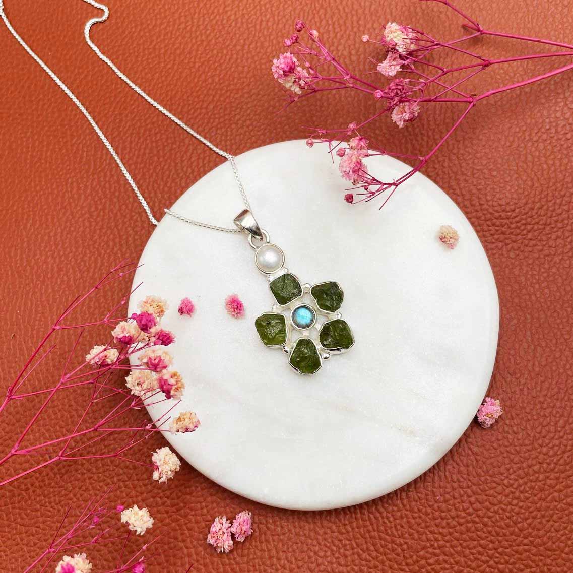 Peridot pearl silver pendant
