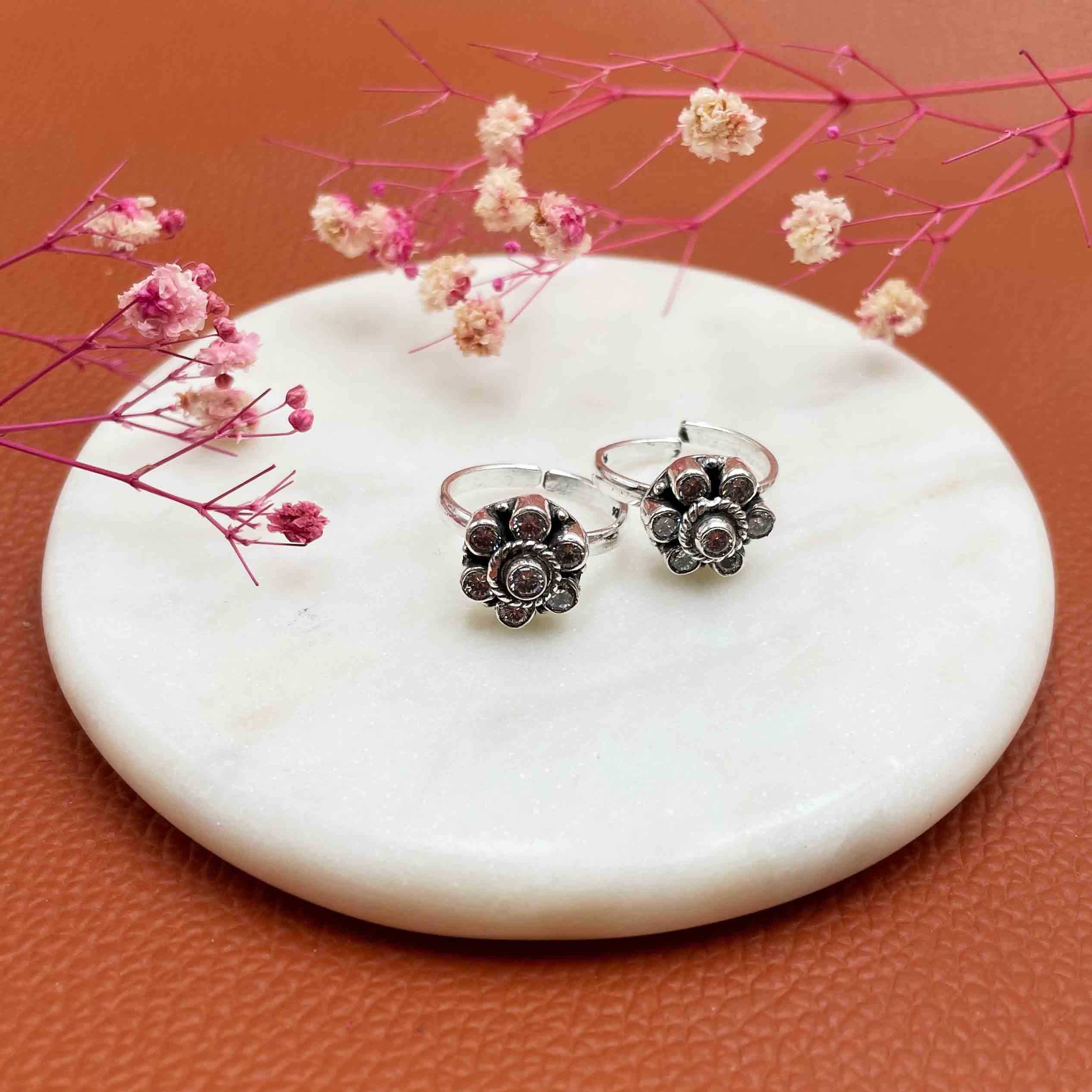 Silver Floral A D stone toe ring