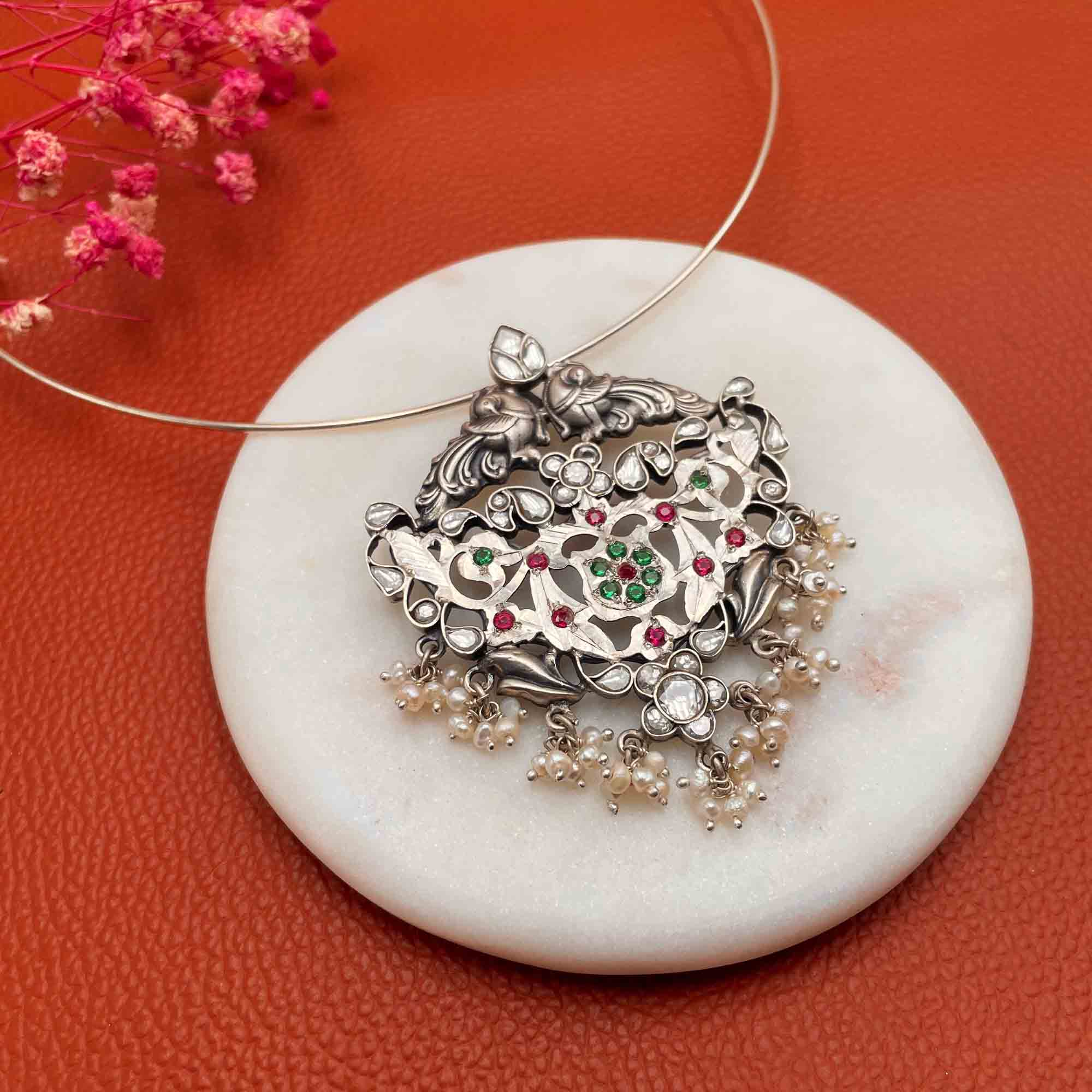 Radha Takkar Pendant In Hasli