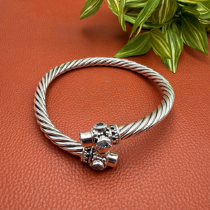 Twirl AD stone silver kada anklet - Single Silver anklet kada with twirling texture and white AD stone set in it. Everyday wear anklet. The payal is made in 925 pure silver Dimensions (Approx) Inner Diameter : 8.4 cm PRICE MENTIONED FOR SINGLE PIECE ONLY.